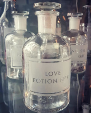 Apothecary bottle 'Love Potion no.9'